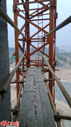 記者體驗(yàn)|塔吊司機(jī):&ldquo;云端&rdquo;上的生活充滿挑戰(zhàn)與未知