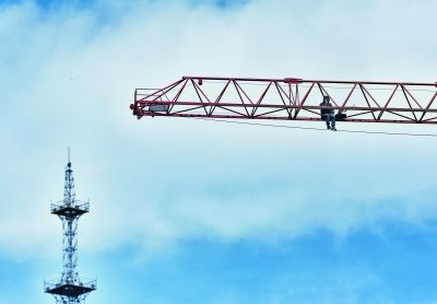 男子凌晨爬塔吊 事發(fā)蓮花池東路一在建工地 事件尚在調(diào)查_新浪新聞